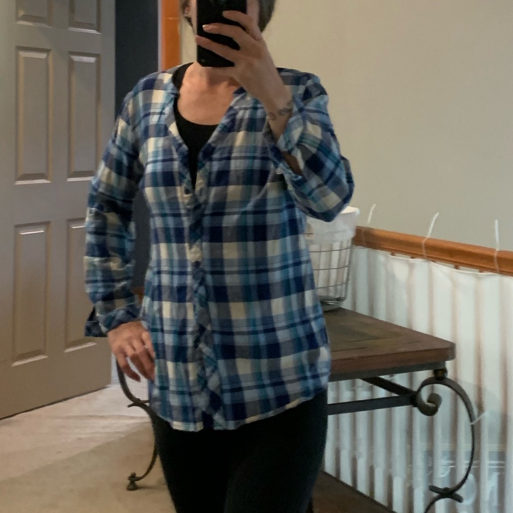 Medium button down,v neck flannel